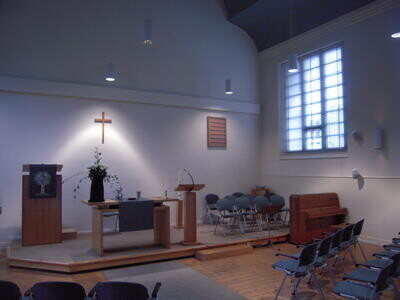 Interieur van De Kleine Kerk, met piano