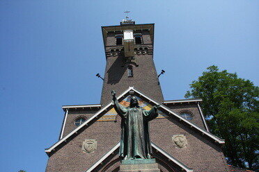 Beeld van Petrus voor de kerk in Diemen