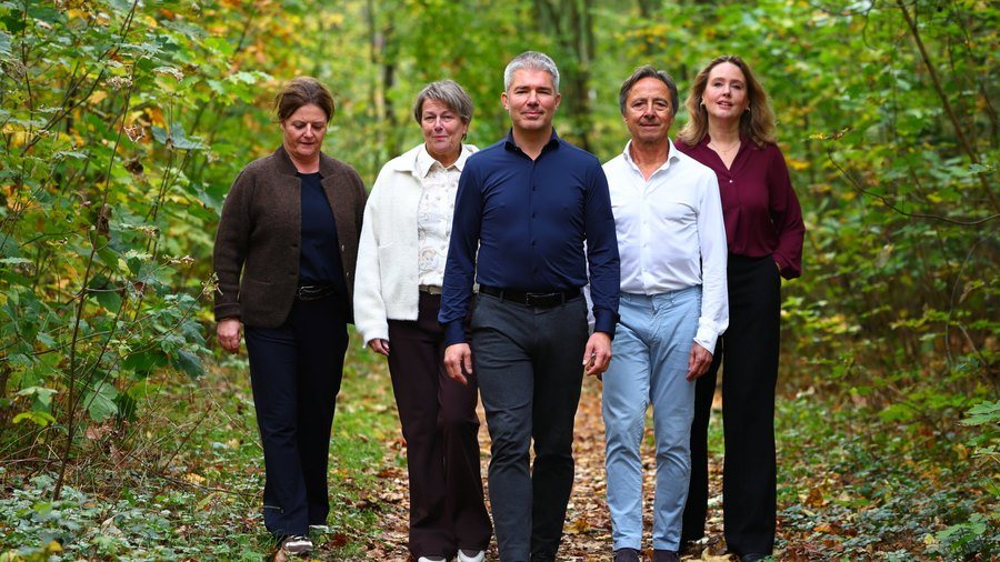 Het team van TotSlot, uitvaartbegeleiding, van links naar rechts: Sascha van den Brink, Simone Koops, Chris Beekman, Patrick Praaning en Femke Barendrecht